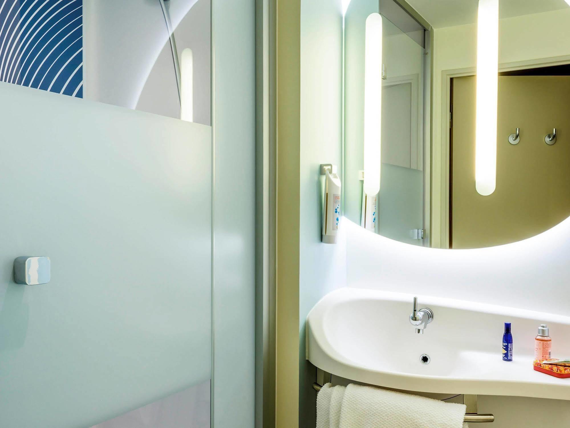 Ibis Budget Saint Quentin Yvelines - Velodrome Montigny-le-Bretonneux Exterior photo